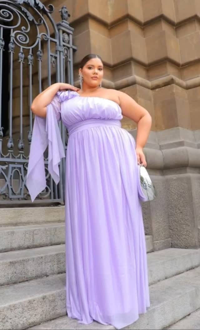 Modelo em vestido lavanda longo ao ar livre
