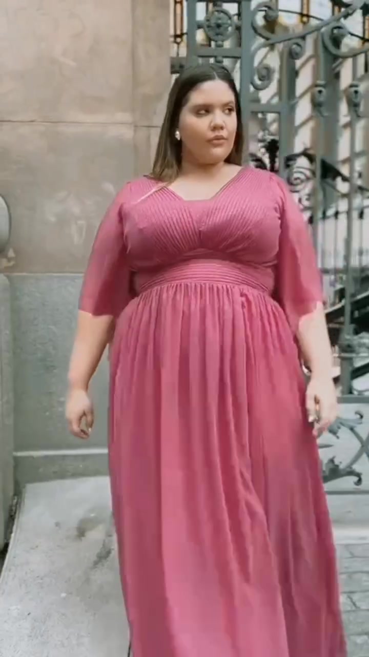 Modelo plus size em vestido rosa longo