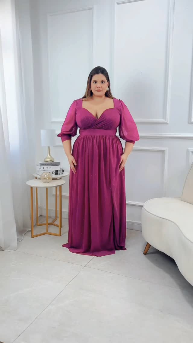 Modelo plus size em vestido magenta de saia longa