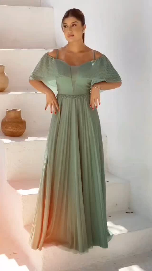 Modelo em vestido longo verde sálvia