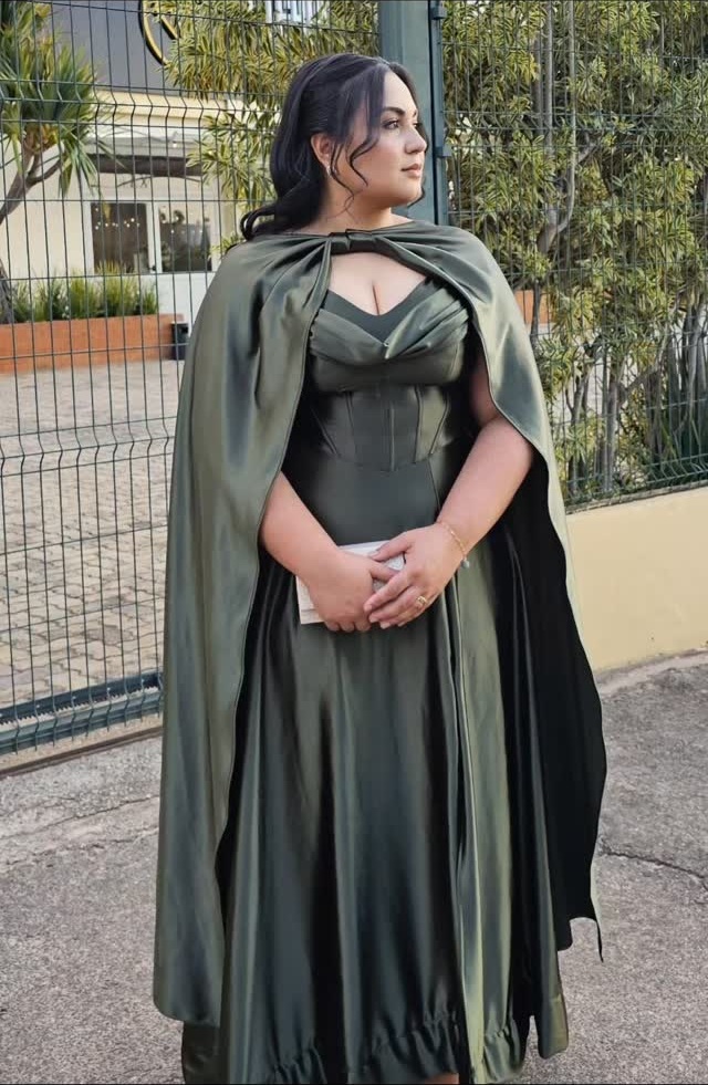 Modelo em vestido verde-oliva com capa