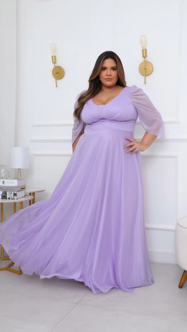 Modelo em vestido lavanda com mangas transparentes