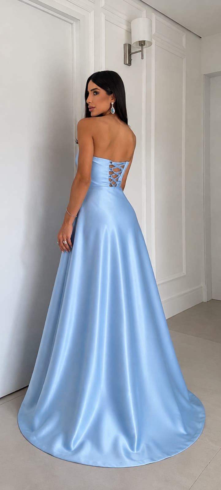 Vista das costas de vestido azul-claro com amarração