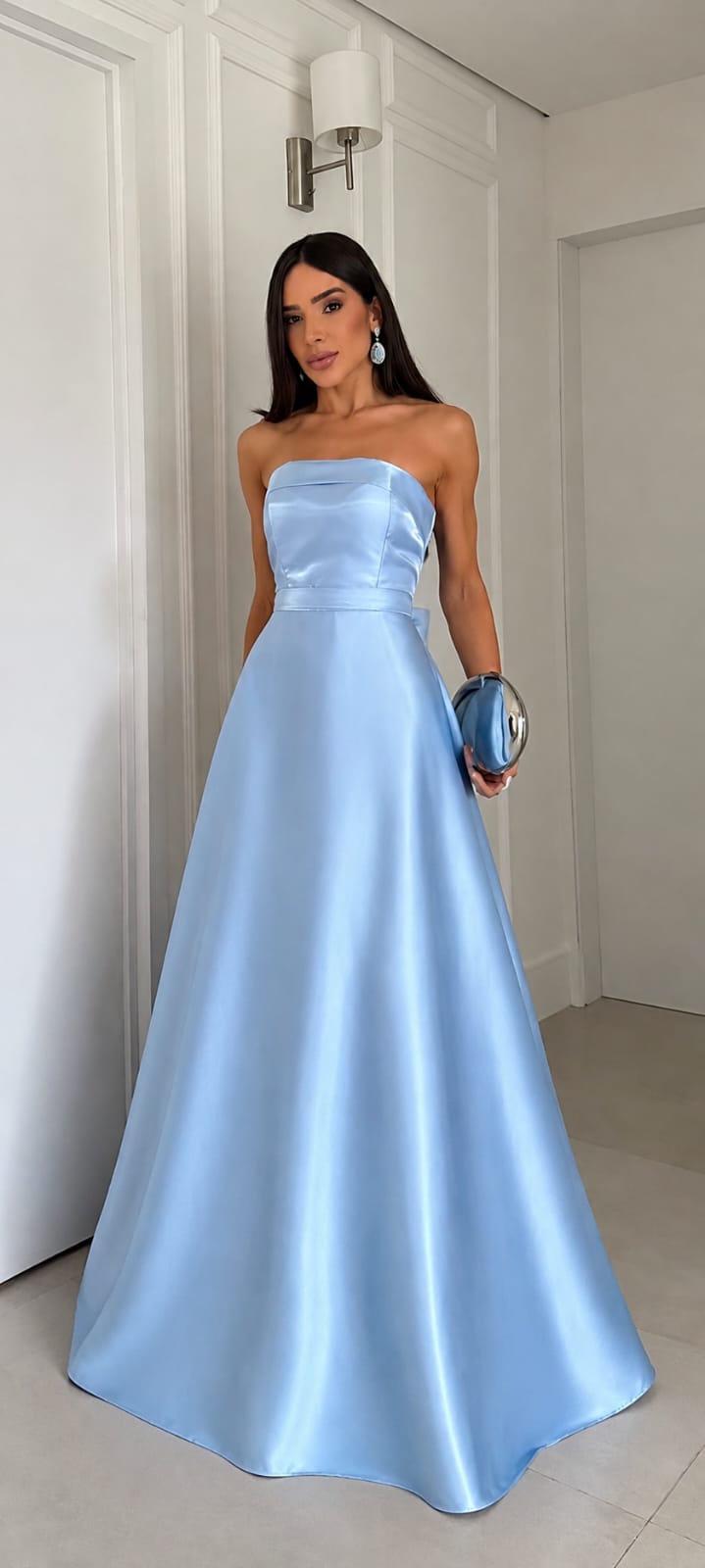 Vista frontal de vestido azul-claro de cetim com saia ampla