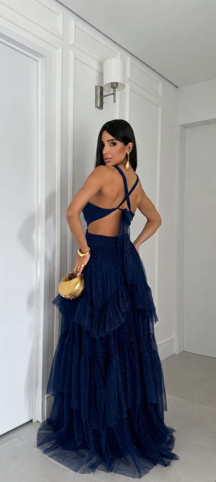 Vista das costas de vestido longo azul-marinho com alças cruzadas