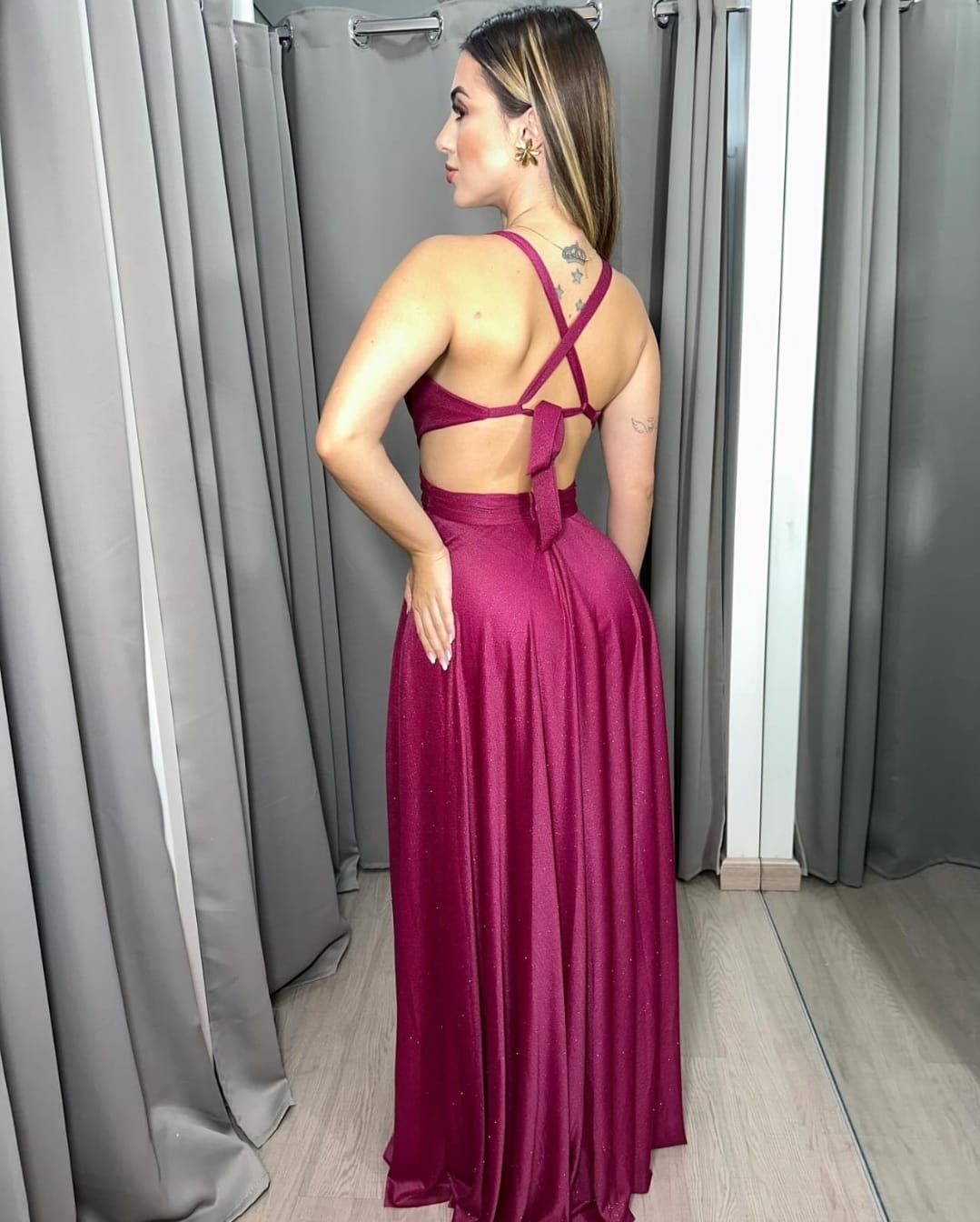 Vista das costas de vestido longo magenta com tiras cruzadas