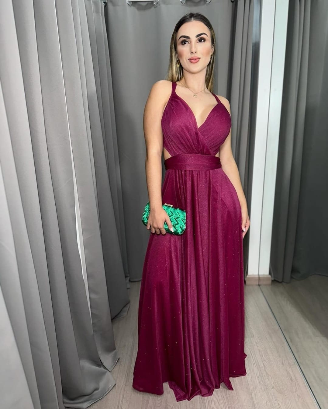 Vista frontal de vestido longo magenta com decote transpassado