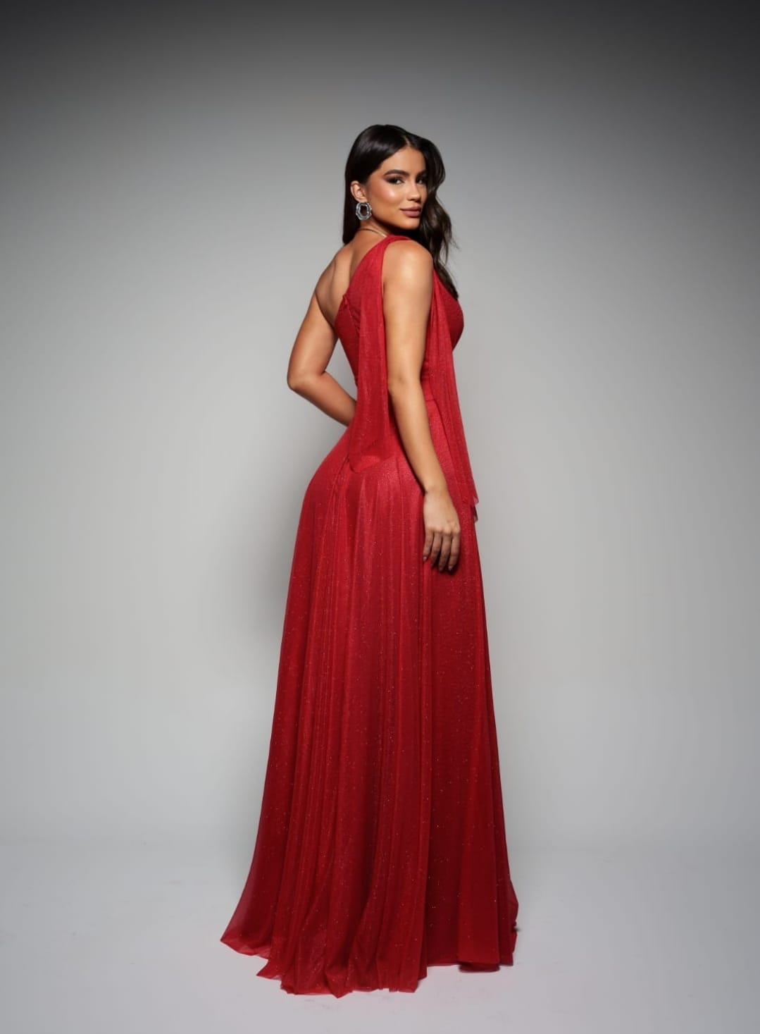 Modelo usando vestido longo vermelho em estúdio