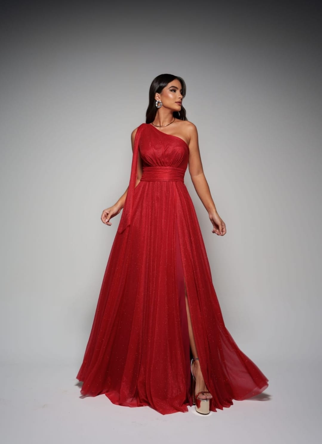 Vestido longo vermelho de um ombro só com fenda